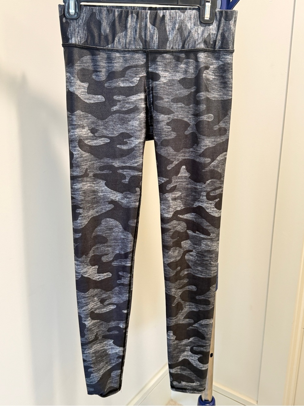 Terez women’s Grey Camo Active Leggings size L